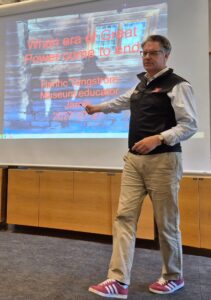 Saimme todella hyvän ja elävän perehdytyksen Karoliineihin Henric Tungströmiltä. Hän on Jämtlandin alueen museon asiantuntija.
